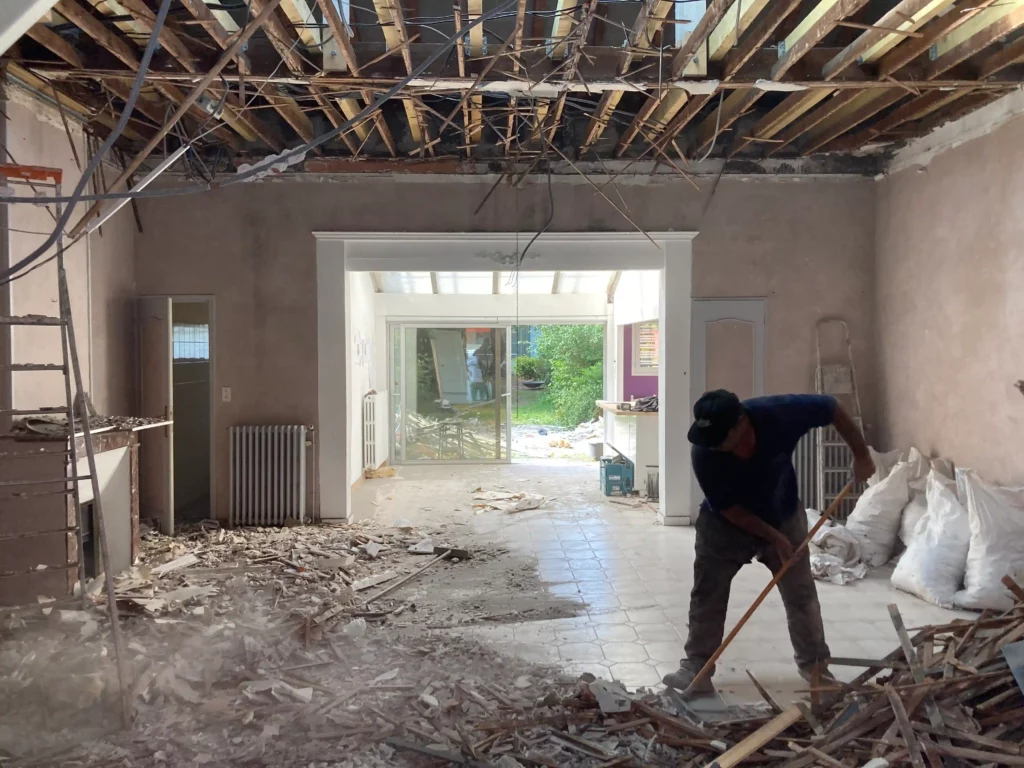 Maison de ville Bordeaux surélévation chantier intérieur salon - Princz de la Chapelle
