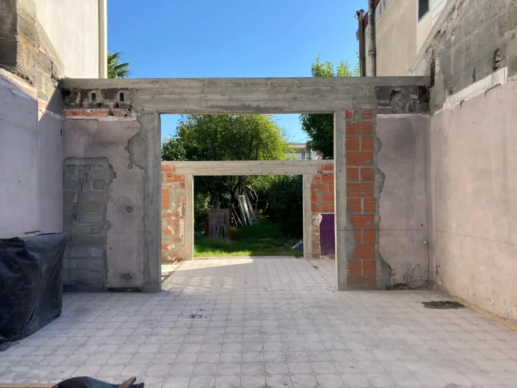 Maison de ville surélévation Bordeaux chantier salon et cuisine - Princz de la Chapelle