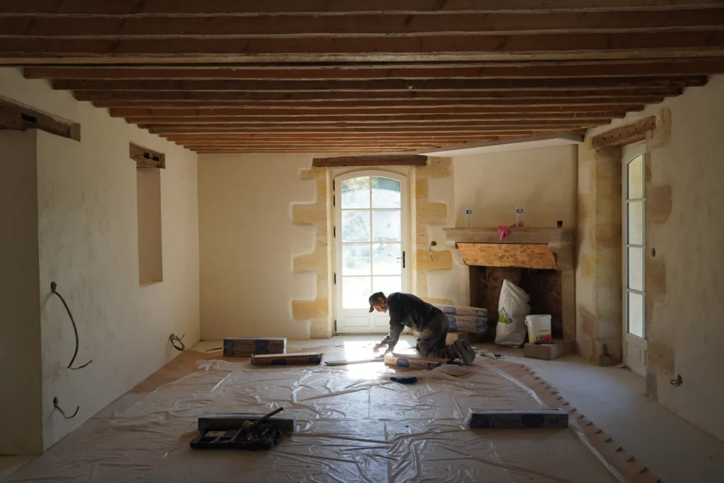 Restauration et extension en Gironde chantier parquet - Princz de la Chapelle